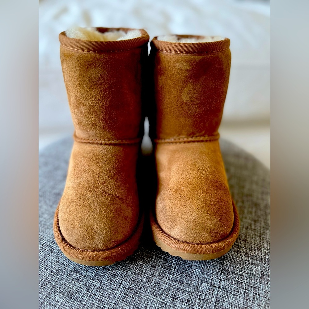 Kids Uggs Classic II Size 9 Toddler